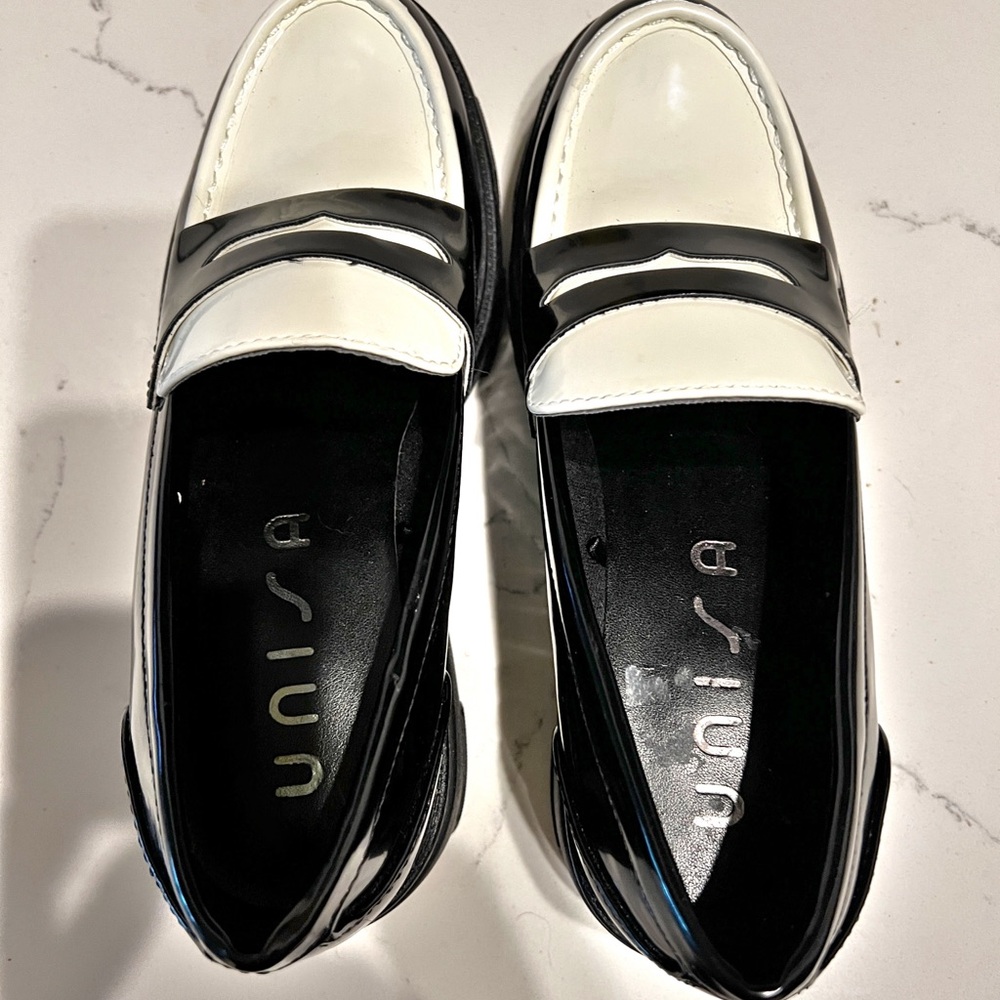 Unisa NWOT women’s black and white loafer - Picture 2 of 3